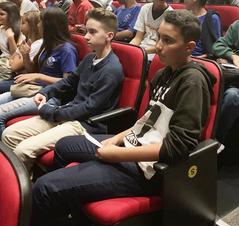 Na primeira cadeira da fileira, Gabriel assistiu, concentrado, ao espetáculo. 